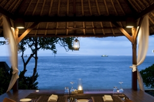 Alila Manggis - Restaurant - Dinning Bale - Dinner by the Sea