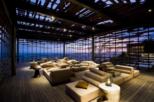 Alila Villas Uluwatu - cliff edge cabana