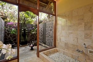 Matahari Beach Resort - Outdoor shower & bathroom