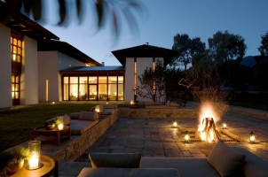 Amankora Bumthang -  Courtyard Bonfire Night