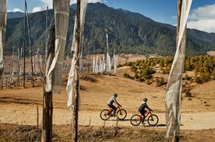 bhutan-six-senses-gangtey-bawa-tours-travel-Mountain-biking-prayer-flags-3000x2000-2567b33