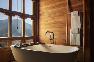 bhutan-six-senses-gangtey-bawa-tours-travel-Suite_Bathtub