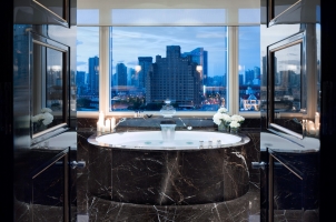 The Peninsula Shanghai - Majestic Suite Bathroom