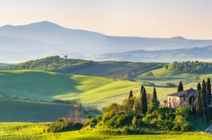 Italy-Beautiful-spring-landscape-in-Tuscany