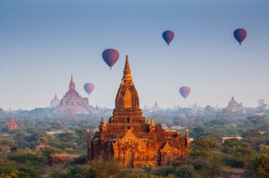 Myanmar - Sunrise temples Bagan
