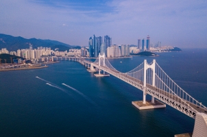 Südkorea - Aerial view of Gwangan bridge and Gwangalli beach in Busan city
