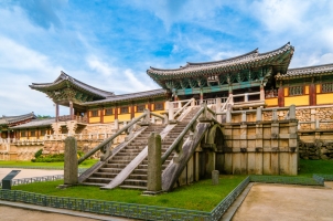 Südkorea - Beautiful Jahamun gate and beomyeongnu of Bulguksa Temple in Gyeongju