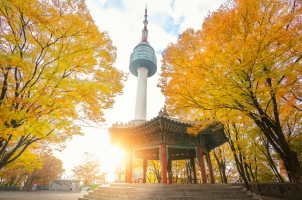 Südkorea - Seoul Tower and chinese pavilion in autumn with morning sunrise seoul city