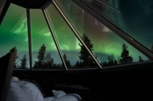 finnland-Reindeer-Manor-bawa-tours-travel-Aurora-Glass-Suites-night