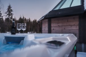 finnland-Reindeer-Manor-bawa-tours-travel-Glass-Igloos-Private-Hot-Tubs