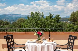 france-terre-blanche-hotel-spa-golf-resort-bawa-tours-travel-Suite-Premier-Terrasse-2