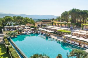 france-terre-blanche-hotel-spa-golf-resort-bawa-tours-travel-terre-blanche-infinity-pool-aerial-7-carre