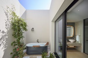 greece-mandarin-oriental-Costa-Navarino-bawa-tours-travel-Five_Bedroom_Royal_Villa_-_Outdoor_Bath