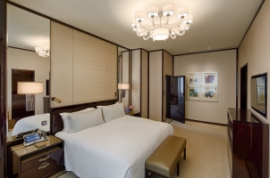 The Peninsula Hong Kong - Deluxe Suite Bedroom