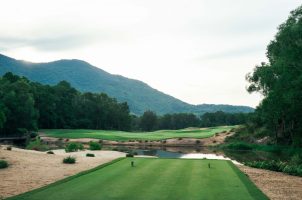 vietnam-banyan-tree-lang-co-bawa-tours-travel-laguna-golf-lang-co-Golf-field-7