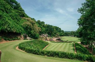 vietnam-banyan-tree-lang-co-bawa-tours-travel-laguna-golf-lang-co-golf-field-2