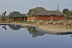 india-the-evolve-back-kuruba-safari-lodge-bawa-tours-travel-poolHuts-Pool
