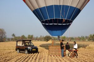 india-the-evolve-back-kamalapura-palace-bawa-tours-travel-Hot-Air-Balloon-6