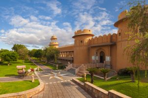 india-the-oberoi-rajvilas-Jaipur-bawa-tours-travel-exterior-blue-new-monsoon-brunch.tif