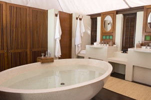 Amanwana - Spa Tent Bathroom