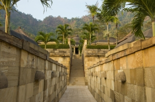 Amanjiwo - Walkway from central building to suites