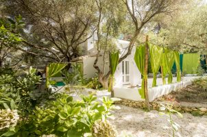 italy-su-gologone-bawa-tours-travel-suite-colores-livingroom