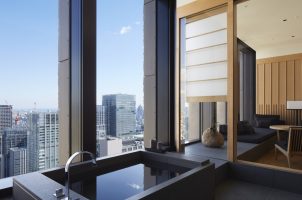Aman Toyko -Suite bathroom and lounge