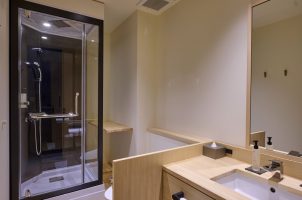 yubune_Bawa_Tours_Travel_-Bathroom_Hiroshi-Abe