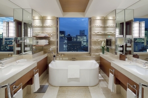 The Peninsula Tokyo - Deluxe Suite Bathroom