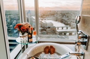 Shangri La Hotel at The Shard - London - Bathtub with a view