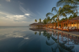 The Residence Dhigurah - Beach Club Infinity Pool