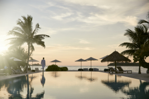COMO Cocoa Island Malediven - Poolside Sunset