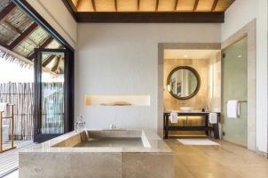Maledives COMO Maalifushi - Bathroom Overwater Suites