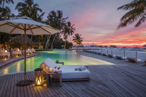 Maledives COMO Maalifushi - Swimming Pool Evening