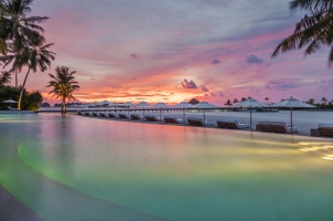 Maledives COMO Maalifushi - Swimming Pool at night