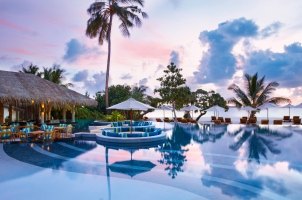 Maledives Six Senses Laamu - Swimming Pool evening