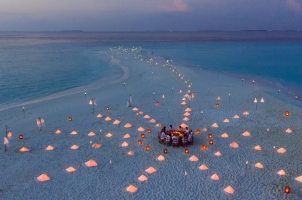 9154_Soneva Fushi Resort - Sandbank dinner
