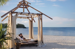 Shangri La's Le Touessrok - Dine at the beach