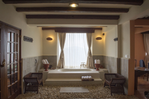 Dwarika's Resort Dhulikhel - royal suite bed room