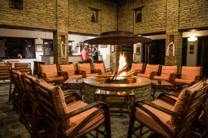 Tiger Mountain Lodge - bar & fireplace
