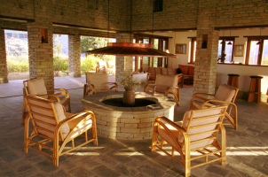 Tiger Mountain Lodge - fireplace & bar