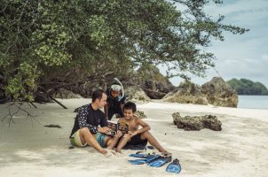 palau-four-seasons-explorer-bawa-tours-travel-marine-biologist-and-kids