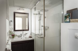 palau-four-seasons-explorer-bawa-tours-travel-stateroom-bathroom