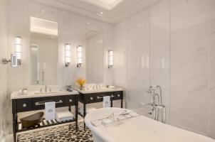 Raffles Hotel Singapore - Bathroom