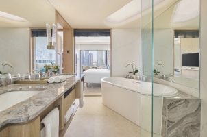 singapore-mandarin-oriental-singapore-bawa-tours-travel-Club-Marina-Bay-Room-Bathroom