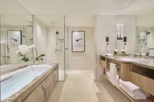 singapore-mandarin-oriental-singapore-bawa-tours-travel-Deluxe-Room-King-Bathroom