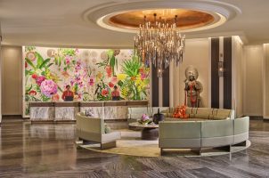 singapore-mandarin-oriental-singapore-bawa-tours-travel-Lobby-Reception-with-Talent-Right-Angle_LR