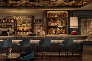 singapore-mandarin-oriental-singapore-bawa-tours-travel-MO-BAR-Main-Bar-with-Talent_LR