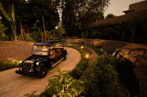 singapore-raffles-sentosa-bawa-tours-travel-Butler-in-Rolls-Royce-Buggy