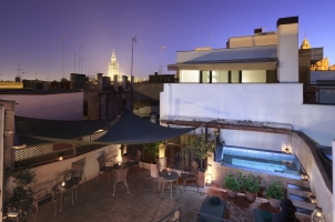 Corral del Rey - Roof terrace nighttime